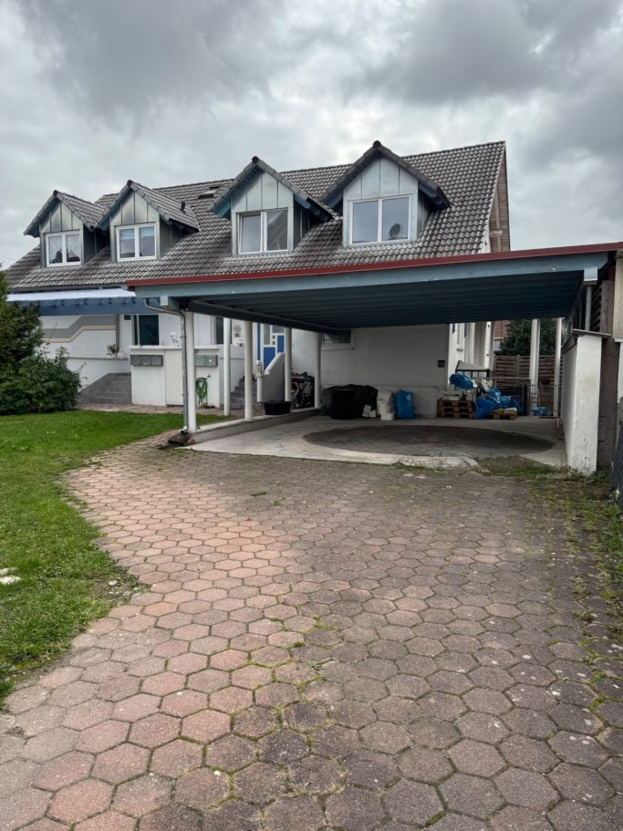 Gepflasterte Hofeinfahrt in Königsbrunn vorher