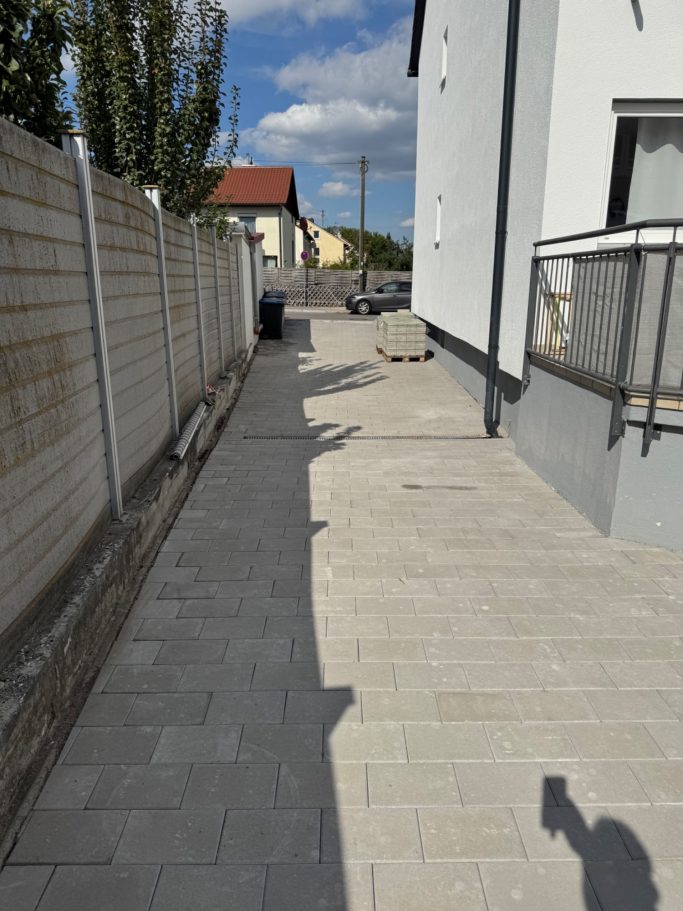 Pflasterarbeiten an einer Hofeinfahrt durch Bräuer Service in Königsbrunn.