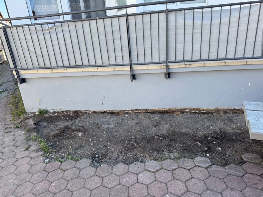 Gepflasterte Hofeinfahrt in Königsbrunn vorher